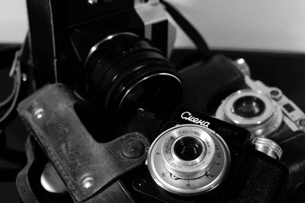 Plusieurs Caméras Vintage Réfléchies Sur Une Table Miroir Noire — Photo