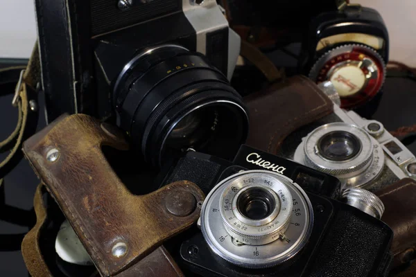 Flera Vintage Kameror Återspeglas Ett Svart Spegel Bord — Stockfoto
