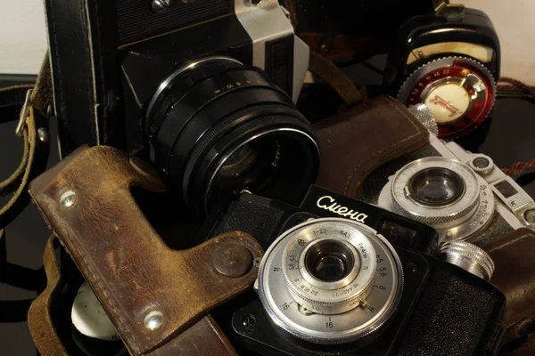 Several Vintage Cameras Reflected Black Mirror Table — Stock Photo, Image