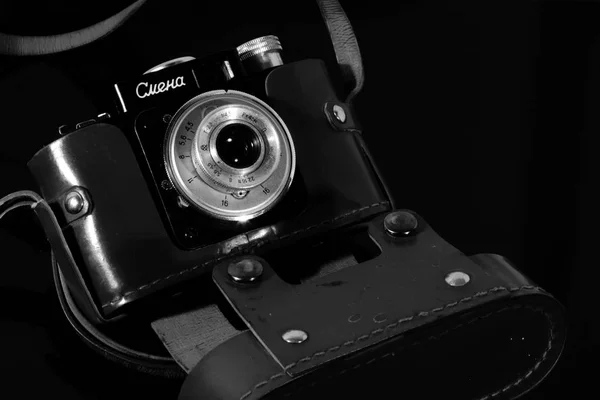 Vieille Caméra Vintage Cas Reflète Sur Table Miroir Noire — Photo