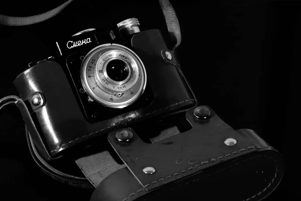 Oude Vintage Camera Geval Wordt Weerspiegeld Tafel Van Zwarte Spiegel — Stockfoto