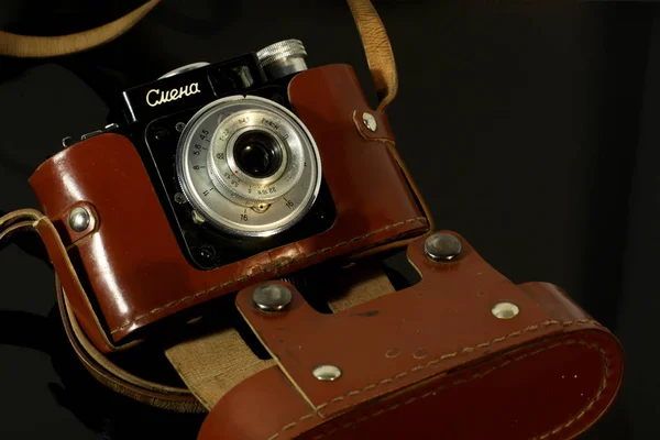 Vieille Caméra Vintage Cas Reflète Sur Table Miroir Noire — Photo