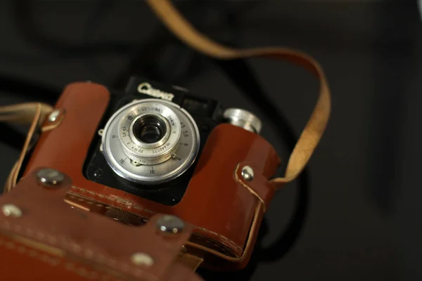 Gamla Vintage Kamera Fall Återspeglas Tabellen Svart Spegel — Stockfoto