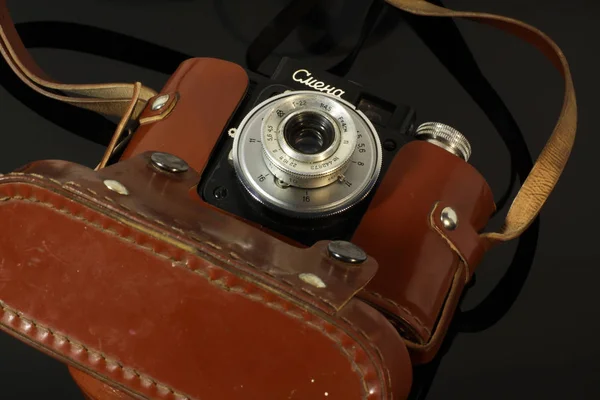 Старая Винтажная Камера Случай Отражения Черном Зеркальном Столе — стоковое фото