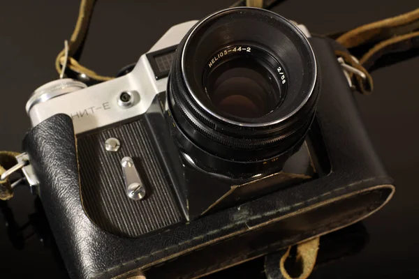 Eski Vintage Fotoğraf Makinesi Durumda Siyah Ayna Masada Yansıtılır — Stok fotoğraf