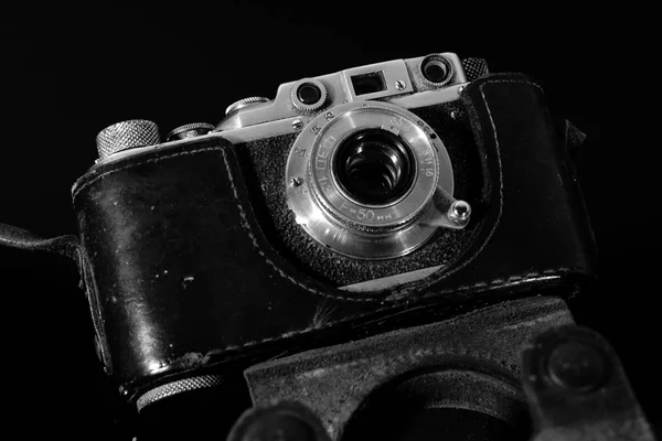 旧的老式相机的情况下反映在黑色的镜子表 — 图库照片