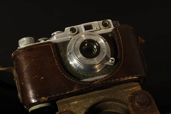 Câmera Vintage Velha Caso Refletida Mesa Espelho Preto — Fotografia de Stock