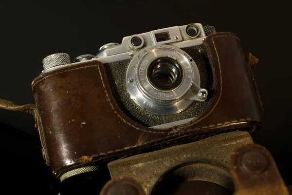 Παλιά Vintage Φωτογραφική Μηχανή Περίπτωση Αντικατοπτρίζεται Στο Τραπέζι Μαύρο Καθρέφτη — Φωτογραφία Αρχείου