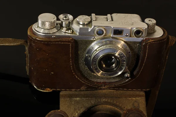 Старая Винтажная Камера Случай Отражения Черном Зеркальном Столе — стоковое фото
