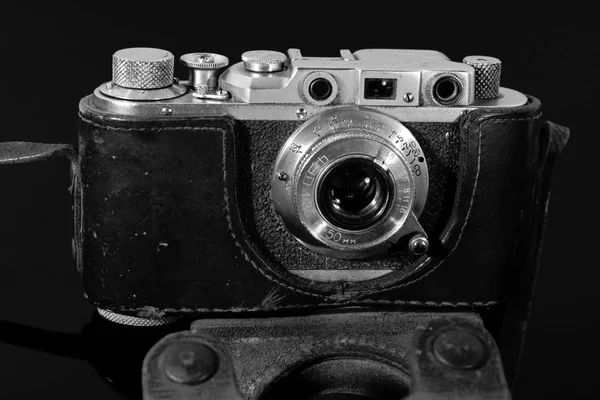 Régi Vintage Kamera Esetben Tükröződik Fekete Tükrös Asztal — Stock Fotó