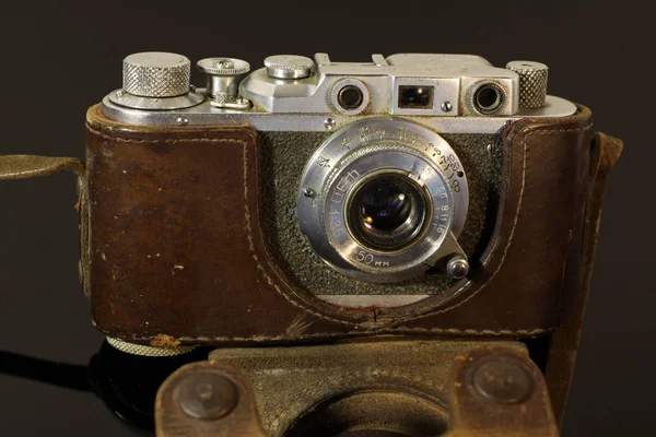 Câmera Vintage Velha Caso Refletida Mesa Espelho Preto — Fotografia de Stock