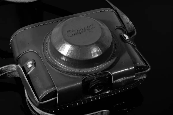 Eski Vintage Fotoğraf Makinesi Durumda Siyah Ayna Masada Yansıtılır — Stok fotoğraf