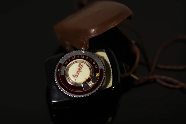Régi Vintage Photoexponometer Abban Esetben Tükröződik Fekete Tükrös Asztal — Stock Fotó