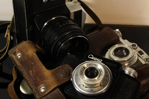 Mehrere Alte Kameras Spiegeln Sich Auf Einem Schwarzen Spiegeltisch Stockbild