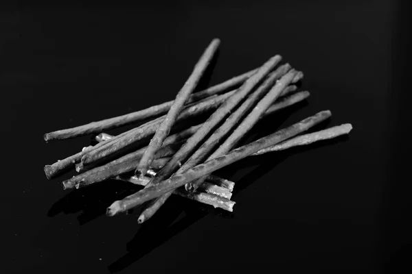 Αλμυρά Sticks Και Καλαμάκια Αντανακλάται Στο Τραπέζι Μαύρο Καθρέφτη — Φωτογραφία Αρχείου