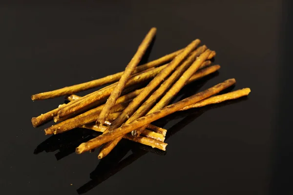 Rietjes Zoute Stokjes Weerspiegeld Tafel Van Zwarte Spiegel — Stockfoto