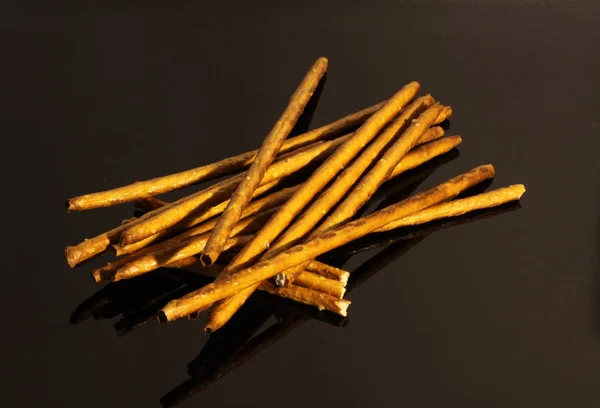 Rietjes Zoute Stokjes Weerspiegeld Tafel Van Zwarte Spiegel — Stockfoto