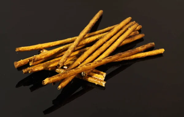 Rietjes Zoute Stokjes Weerspiegeld Tafel Van Zwarte Spiegel — Stockfoto