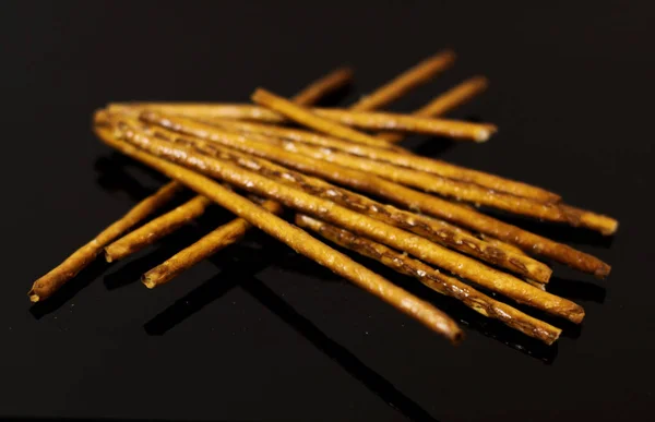 Rietjes Zoute Stokjes Weerspiegeld Tafel Van Zwarte Spiegel — Stockfoto