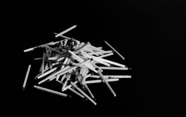 dağınık maçlar siyah ayna masada yansıtılır