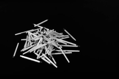 dağınık maçlar siyah ayna masada yansıtılır