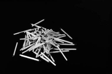 dağınık maçlar siyah ayna masada yansıtılır