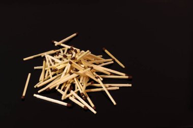 dağınık maçlar siyah ayna masada yansıtılır