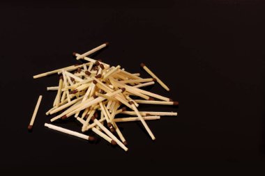 dağınık maçlar siyah ayna masada yansıtılır