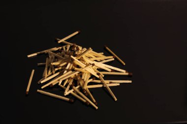 dağınık maçlar siyah ayna masada yansıtılır