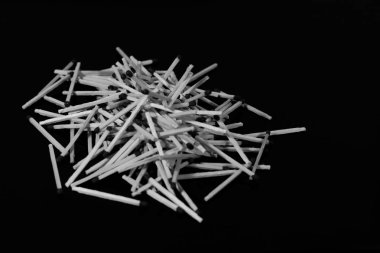 dağınık maçlar siyah ayna masada yansıtılır