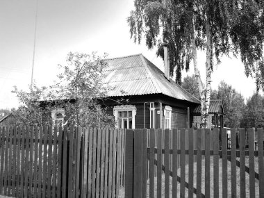 Gökyüzüne karşı Rus köyünde eski ev