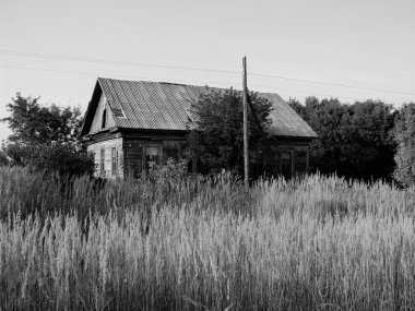 Gökyüzüne karşı Rus köyünde eski ev