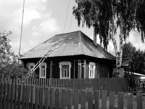 老房子在俄国村庄反对天空 — 图库照片