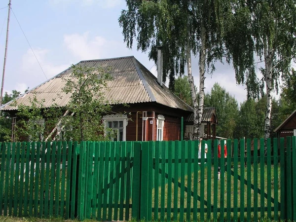 空に対するロシアの村の古い家 — ストック写真