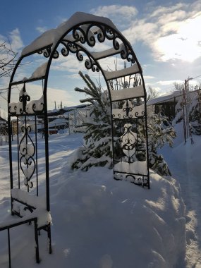 arka planda kar buz sarkıtları ile ev ve kış evde dövme elemanları ile metal kemer