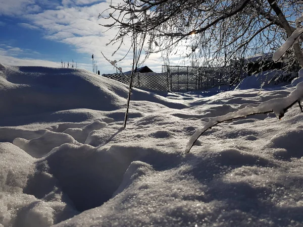 Красивий Білий Сніг Біля Будинку Взимку — стокове фото