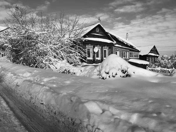 Bela Casa Trouxe Snowdrifts Icicles Fundo Neve Inverno — Fotografia de Stock