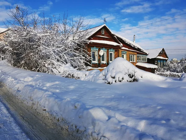 Красивий Будинок Принесений Бурульки Фоні Снігу Взимку — стокове фото