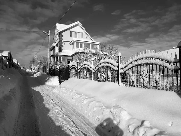 Красивий Будинок Принесений Бурульки Фоні Снігу Взимку — стокове фото