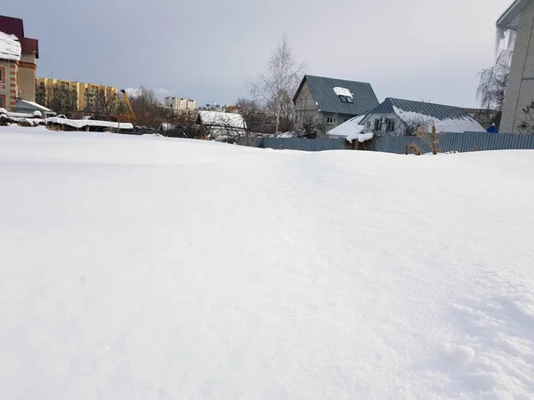 Велике засніжене поле взимку — стокове фото
