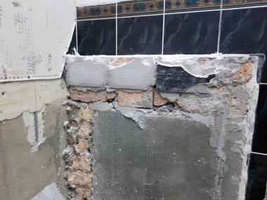 Banyo yenileme ve hizalanmış duvarlar