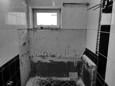 Banyo yenileme ve hizalanmış duvarlar