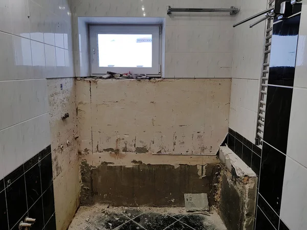 Bathroom renovation and aligned walls — Stock Photo, Image