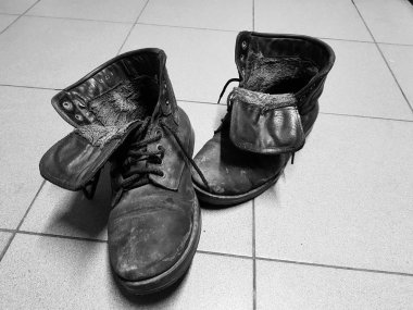 eski bot veya yerdeki eski çizmeler