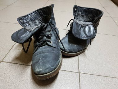 eski bot veya yerdeki eski çizmeler
