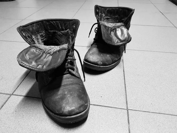 eski bot veya yerdeki eski çizmeler