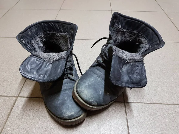Alte Stiefel oder alte Stiefel auf dem Boden — Stockfoto