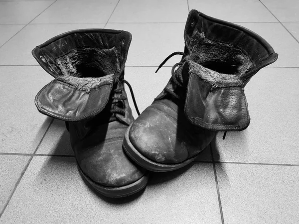 eski bot veya yerdeki eski çizmeler