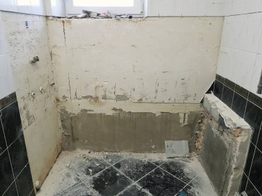 Banyo yenileme ve hizalanmış duvarlar