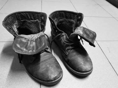 eski bot veya yerdeki eski çizmeler